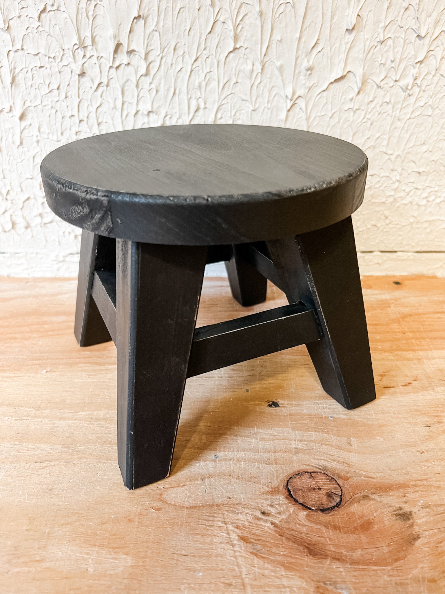6 inch round black mini riser at the rustic barn in killingworth ct