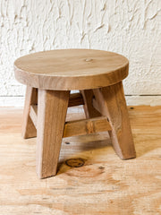 round natural wood riser pedestal stand at the rustic barn in killingworth ct