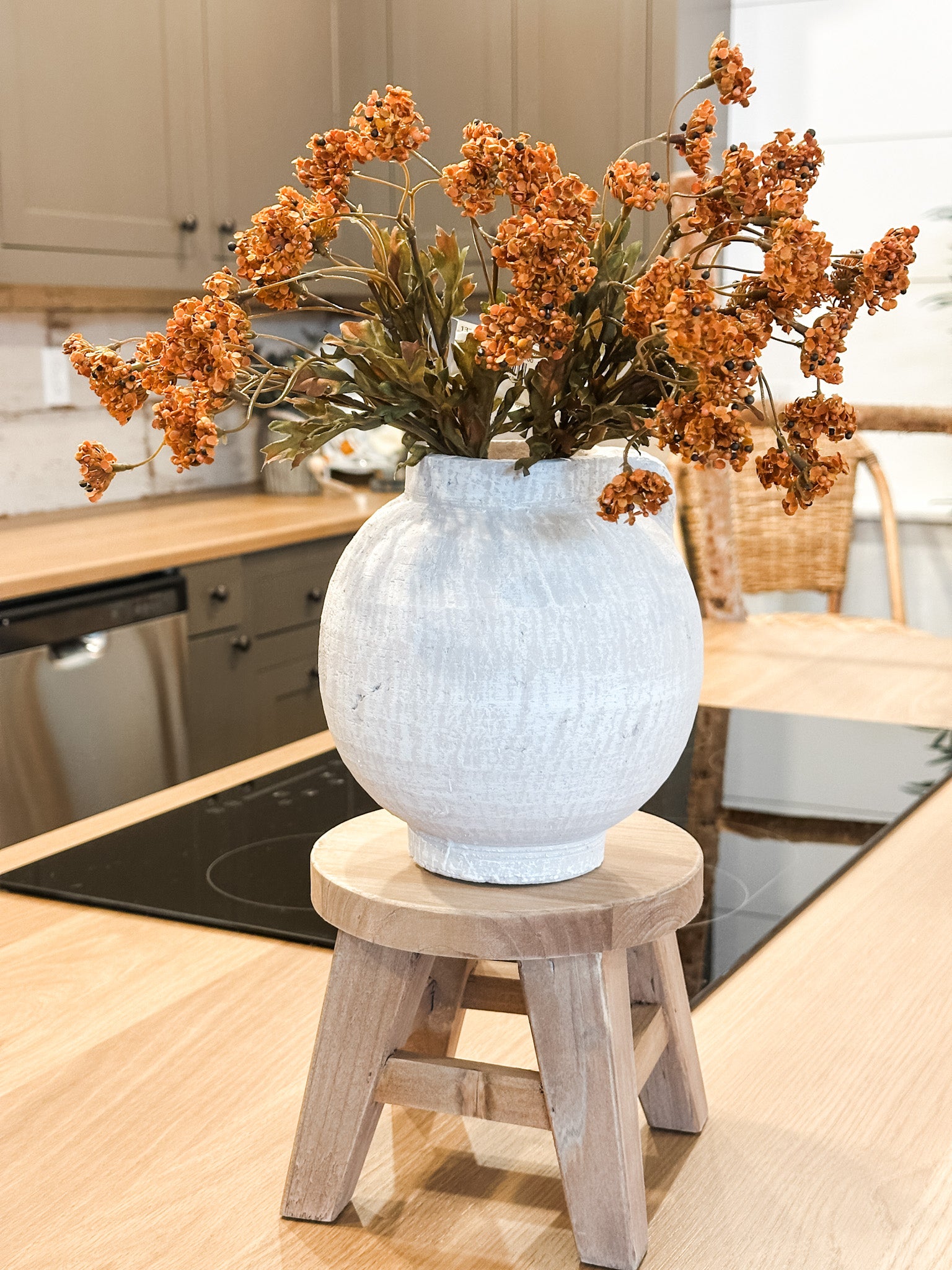 round natural wood riser pedestal stand at the rustic barn in killingworth ct
